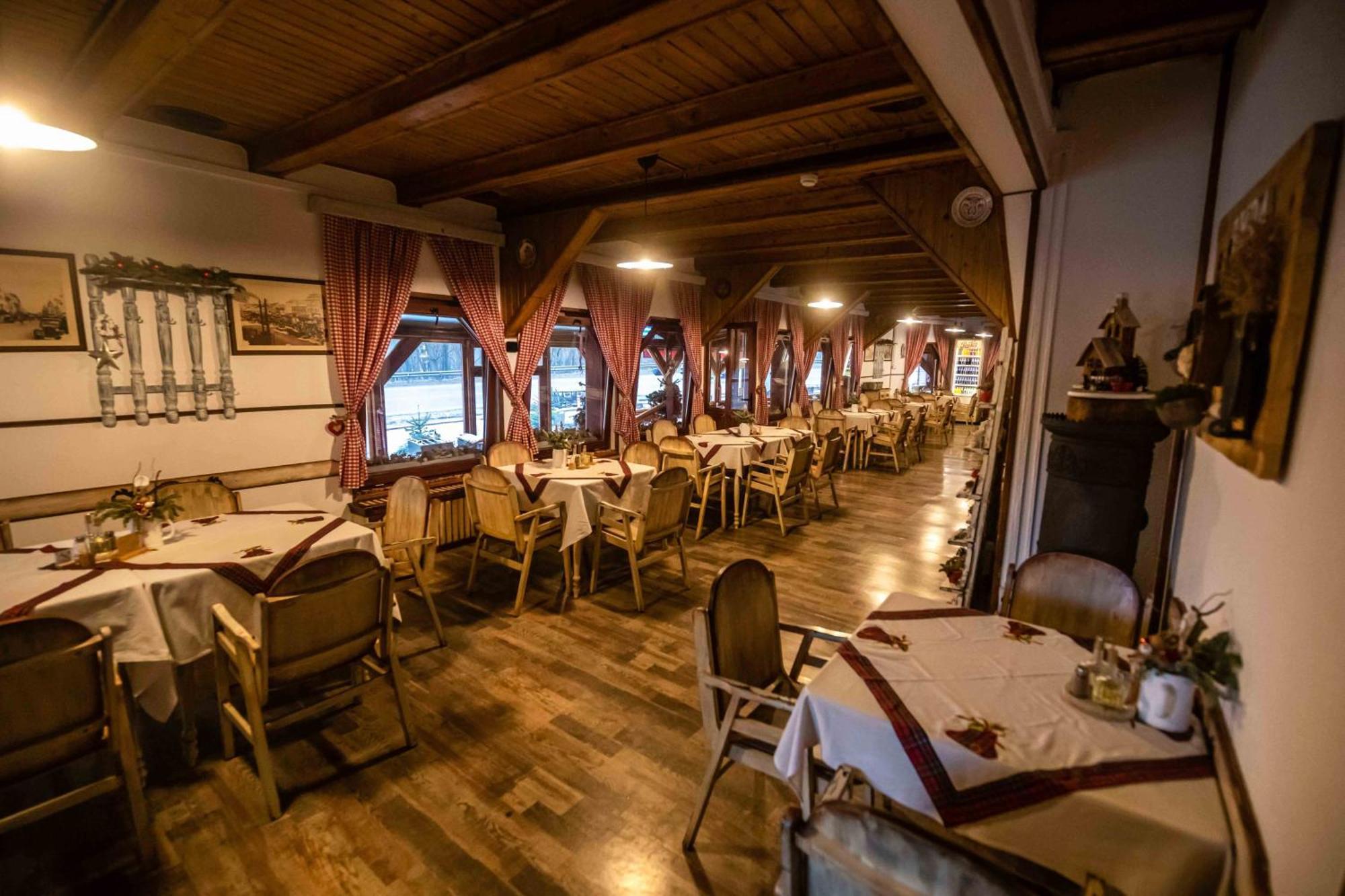 Pensiune Restaurant Lyra Corunca Esterno foto